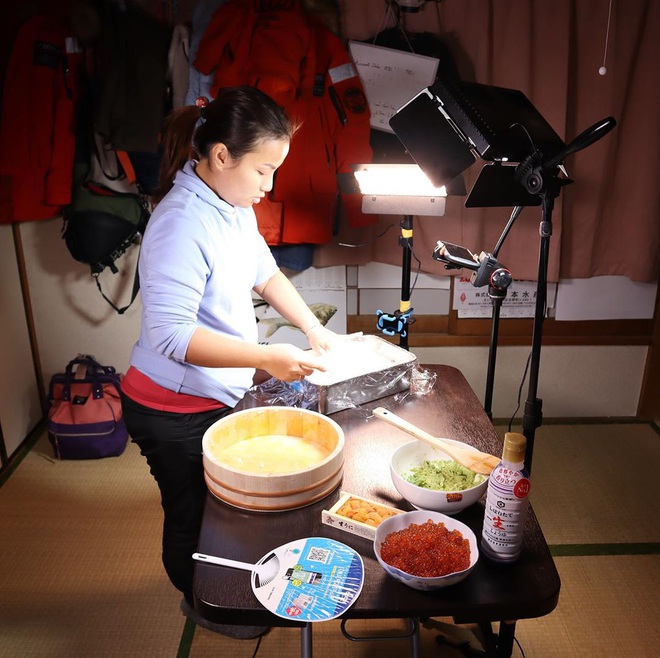 Loạt ảnh hậu trường chưa từng được tiết lộ đằng sau những vlog triệu views của Quỳnh Trần JP, xem xong c&agrave;ng thấy th&aacute;n phục &ldquo;mẹ bỉm sữa&rdquo; n&agrave;y! - Ảnh 13.