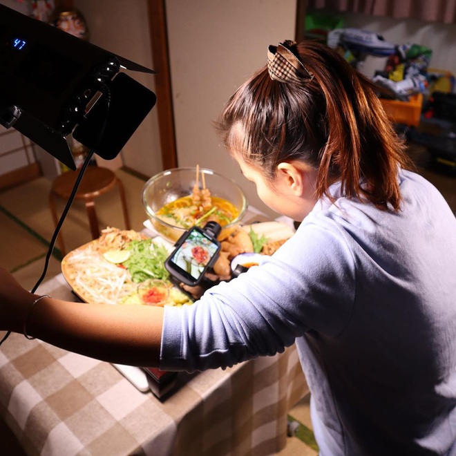 Loạt ảnh hậu trường chưa từng được tiết lộ đằng sau những vlog triệu views của Quỳnh Trần JP, xem xong c&agrave;ng thấy th&aacute;n phục &ldquo;mẹ bỉm sữa&rdquo; n&agrave;y! - Ảnh 3.