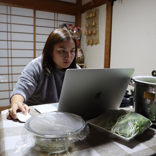 Loạt ảnh hậu trường chưa từng được tiết lộ đằng sau những vlog triệu views của Quỳnh Trần JP, xem xong c&agrave;ng thấy th&aacute;n phục &ldquo;mẹ bỉm sữa&rdquo; n&agrave;y! - Ảnh 19.