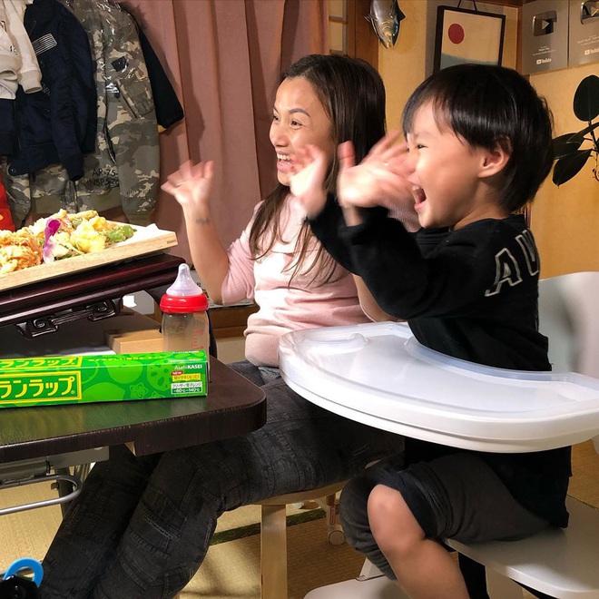 Loạt ảnh hậu trường chưa từng được tiết lộ đằng sau những vlog triệu views của Quỳnh Trần JP, xem xong c&agrave;ng thấy th&aacute;n phục &ldquo;mẹ bỉm sữa&rdquo; n&agrave;y! - Ảnh 20.