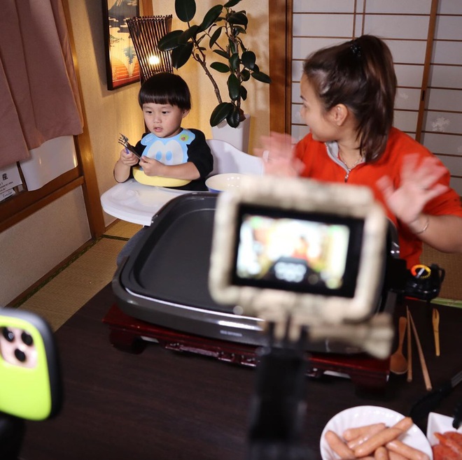 Loạt ảnh hậu trường chưa từng được tiết lộ đằng sau những vlog triệu views của Quỳnh Trần JP, xem xong c&agrave;ng thấy th&aacute;n phục &ldquo;mẹ bỉm sữa&rdquo; n&agrave;y! - Ảnh 7.