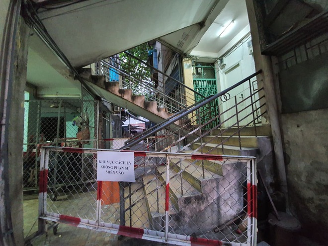 Phong tỏa chung cư tại quận 1 nơi bệnh nhân 92 dương tính trở lại, toàn bộ cư dân lô B2 không được phép ra ngoài - Ảnh 2.