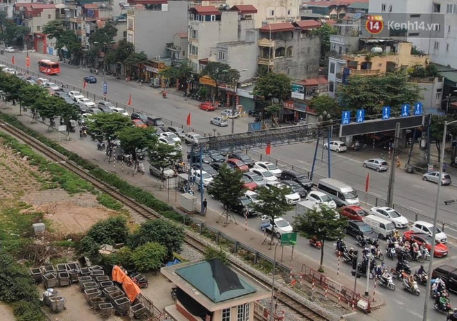 Cửa ngõ Hà Nội tắc gần 10km khi người dân ùn ùn đổ về quê nghỉ lễ 30/4 - Ảnh 11.