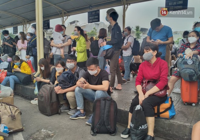 H&agrave;ng ng&agrave;n người d&acirc;n vạ vật, ngủ gục chờ bắt xe về qu&ecirc; dịp lễ 30/4 - Ảnh 2.