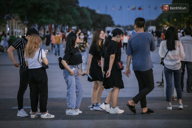 Sài Gòn nhộn nhịp trong buổi tối nghỉ lễ đầu tiên: Khu vực trung tâm dần trở nên đông đúc, nhiều người lo sợ vẫn “kè kè” chiếc khẩu trang bên mình - Ảnh 2.