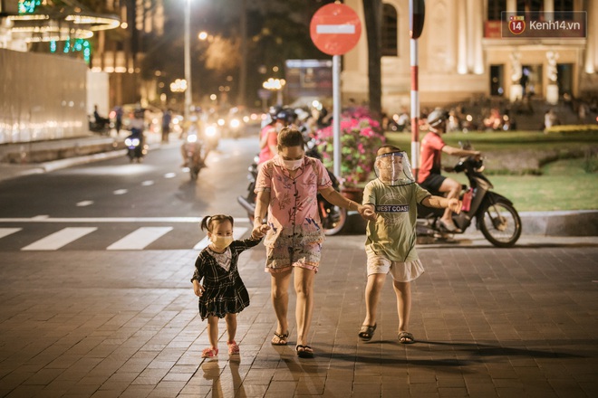 Sài Gòn nhộn nhịp trong buổi tối nghỉ lễ đầu tiên: Khu vực trung tâm dần trở nên đông đúc, nhiều người lo sợ vẫn “kè kè” chiếc khẩu trang bên mình - Ảnh 32.