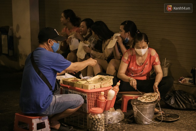 Sài Gòn nhộn nhịp trong buổi tối nghỉ lễ đầu tiên: Khu vực trung tâm dần trở nên đông đúc, nhiều người lo sợ vẫn “kè kè” chiếc khẩu trang bên mình - Ảnh 19.