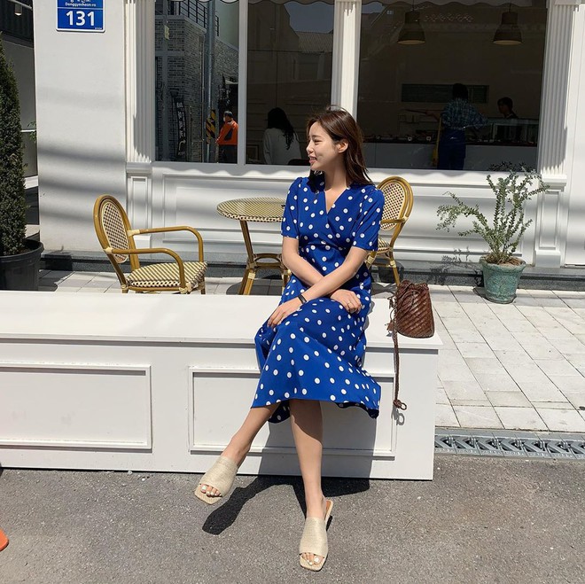 5 mẫu v&aacute;y xứng đ&aacute;ng được chị em đầu tư v&igrave; diện l&ecirc;n chỉ trẻ trung xinh tươi chứ muốn dừ đi cũng kh&oacute; - Ảnh 1.