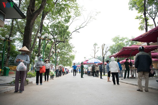 Hàng nghìn người xếp hàng trong ngày phát gạo miễn phí cuối cùng - Ảnh 7.