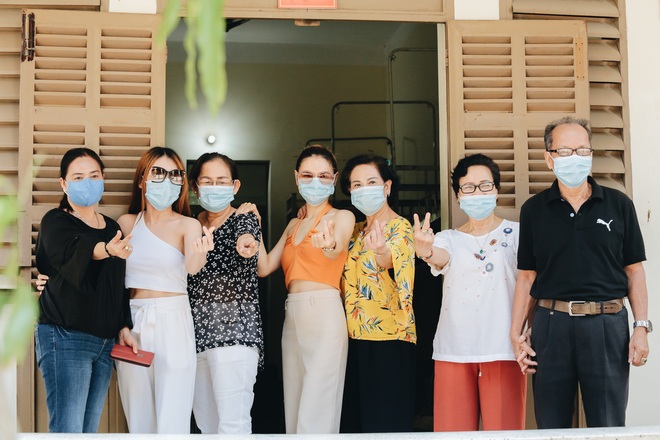S&aacute;ng nay, hơn 900 người rời khu c&aacute;ch ly tập trung ở S&agrave;i G&ograve;n, vui vẻ cảm ơn lực lượng chức năng - Ảnh 1.