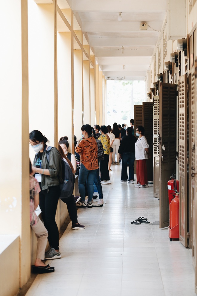 S&aacute;ng nay, hơn 900 người rời khu c&aacute;ch ly tập trung ở S&agrave;i G&ograve;n, vui vẻ cảm ơn lực lượng chức năng - Ảnh 2.