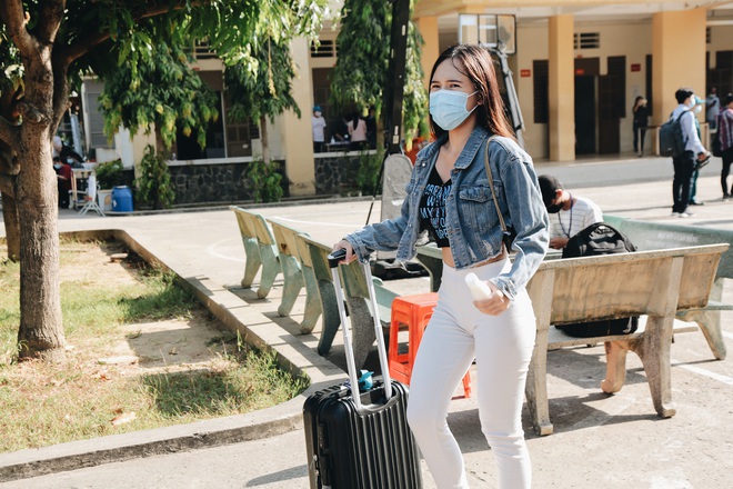 S&aacute;ng nay, hơn 900 người rời khu c&aacute;ch ly tập trung ở S&agrave;i G&ograve;n, vui vẻ cảm ơn lực lượng chức năng - Ảnh 5.