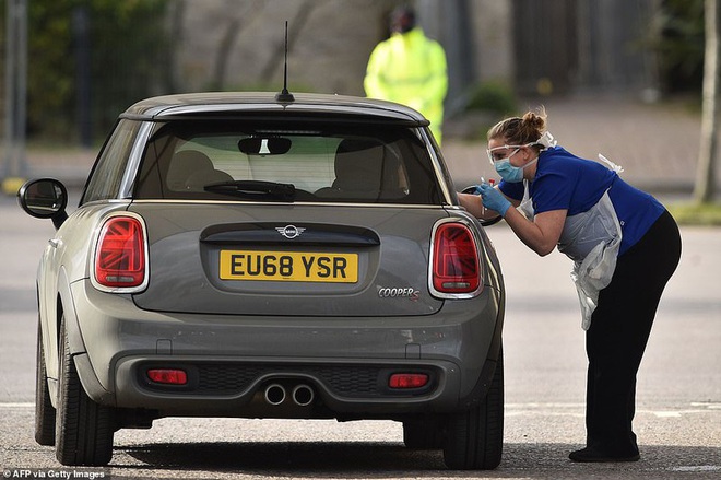 Ông Boris Johnson vẫn phải cách ly, Anh vượt Trung Quốc số ca tử vong - Ảnh 1.