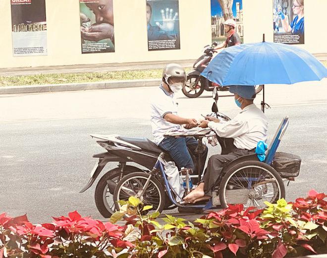 Gần 12.000 người b&aacute;n v&eacute; số được TPHCM hỗ trợ trong đợt dịch COVID-19 - Ảnh 1.