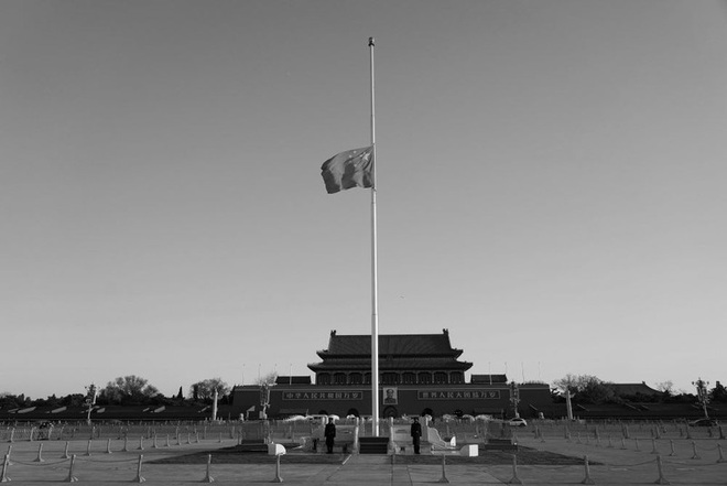 Ảnh: Trung Quốc tổ chức tưởng niệm nạn nhân Covid-19 trong ngày Thanh minh - Ảnh 1.