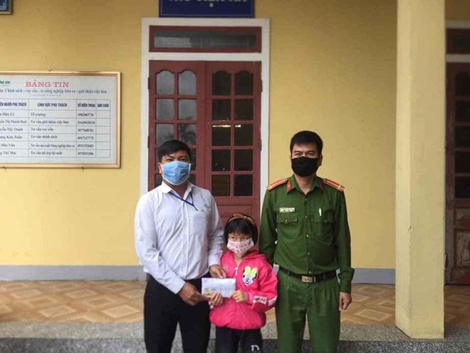 Gi&aacute;o vi&ecirc;n ủng hộ nửa tấn gạo, học sinh ủng hộ cả gia t&agrave;i chống dịch COVID-19 - Ảnh 1.