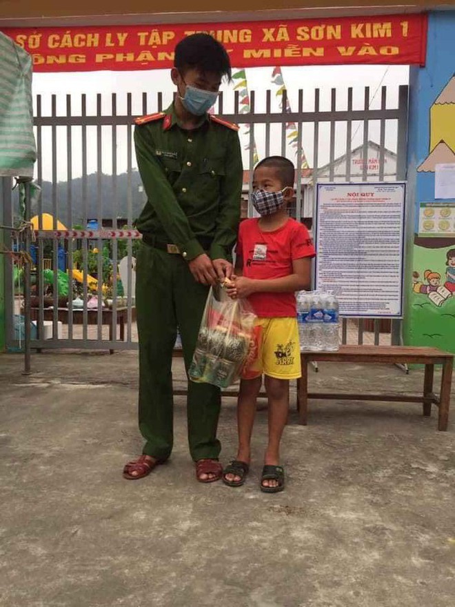 Gi&aacute;o vi&ecirc;n ủng hộ nửa tấn gạo, học sinh ủng hộ cả gia t&agrave;i chống dịch COVID-19 - Ảnh 4.