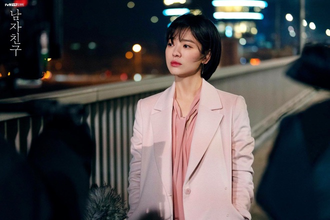 Chi&ecirc;m ngưỡng m&agrave;n l&atilde;o h&oacute;a ngược đỉnh cao của Jang Nara v&agrave; Song Hye Kyo, chị em dễ muốn cắt t&oacute;c pixie d&agrave;i - m&aacute;i mưa để hack tuổi  - Ảnh 6.