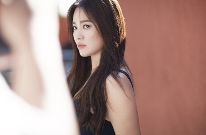 Chị đẹp U40 Song Hye Kyo g&acirc;y cho&aacute;ng với bộ h&igrave;nh hack tuổi thượng thừa, nhưng k&eacute;o xuống ảnh cuối đ&uacute;ng l&agrave; ng&atilde; ngửa - Ảnh 8.