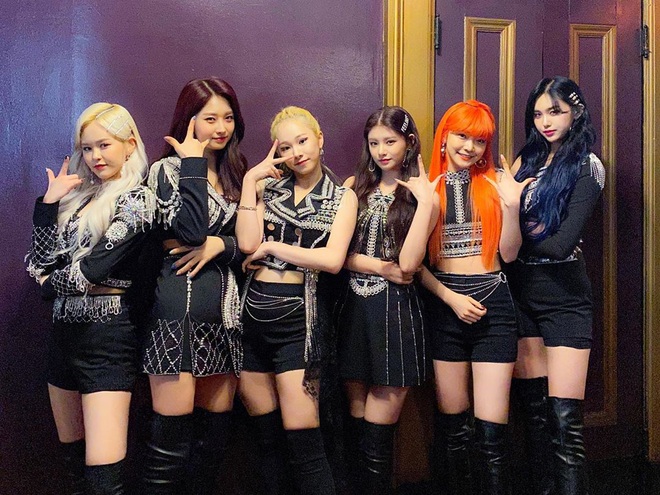 Nh&acirc;n vi&ecirc;n girlgroup Kpop dương t&iacute;nh với Covid-19, k&eacute;o theo sao nữ v&agrave; loạt nh&acirc;n vi&ecirc;n x&eacute;t nghiệm khẩn v&igrave; chung ph&ograve;ng chờ - Ảnh 3.