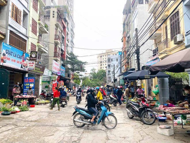 Chợ dân sinh Hà Nội tấp nập ngày cuối tuần ngay sau biển cấm họp chợ - Ảnh 2.