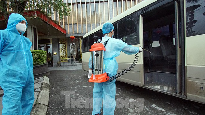 Cuộc sống c&aacute;ch ly của c&aacute;c y b&aacute;c sĩ Bạch Mai trong kh&aacute;ch sạn 4 sao - Ảnh 2.