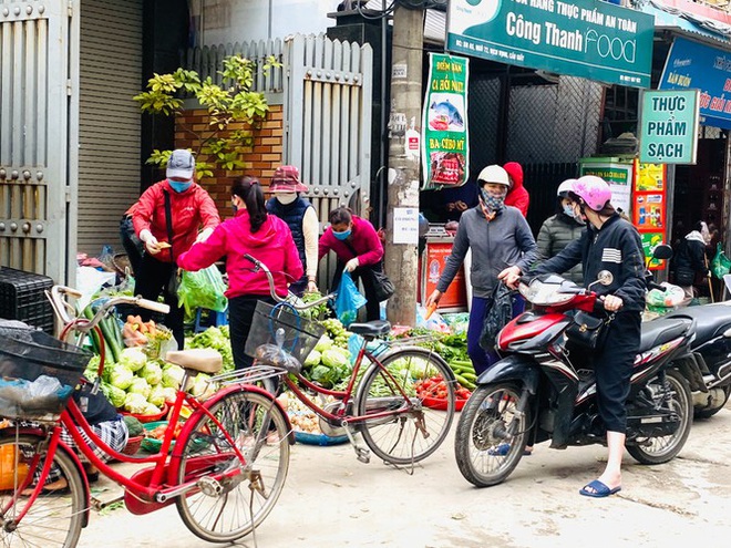 Chợ dân sinh Hà Nội tấp nập ngày cuối tuần ngay sau biển cấm họp chợ - Ảnh 3.