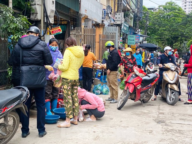 Chợ dân sinh Hà Nội tấp nập ngày cuối tuần ngay sau biển cấm họp chợ - Ảnh 4.