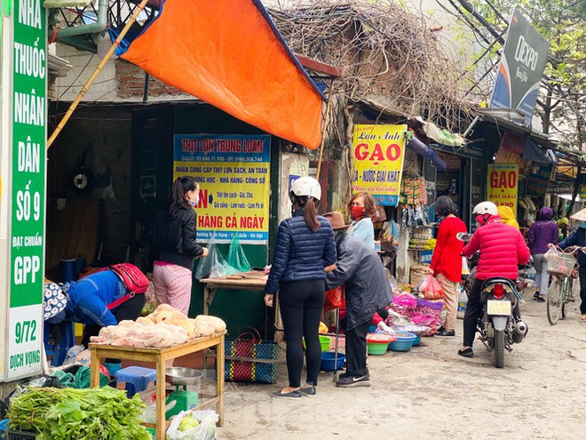 Chợ dân sinh Hà Nội tấp nập ngày cuối tuần ngay sau biển cấm họp chợ - Ảnh 7.