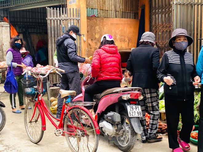 Chợ dân sinh Hà Nội tấp nập ngày cuối tuần ngay sau biển cấm họp chợ - Ảnh 8.