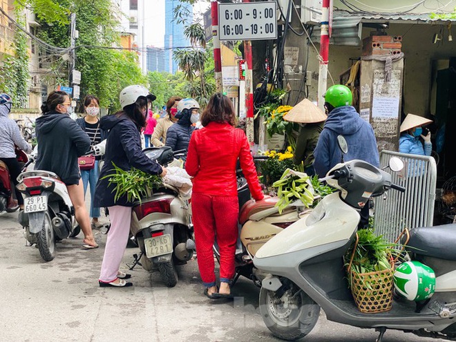 Chợ dân sinh Hà Nội tấp nập ngày cuối tuần ngay sau biển cấm họp chợ - Ảnh 9.