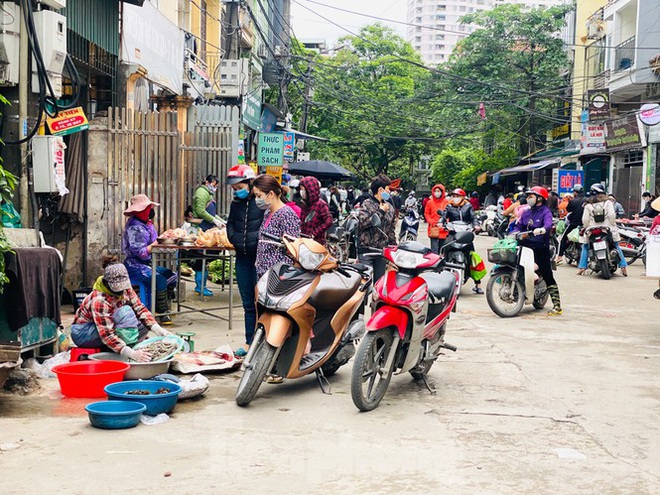 Chợ dân sinh Hà Nội tấp nập ngày cuối tuần ngay sau biển cấm họp chợ - Ảnh 10.