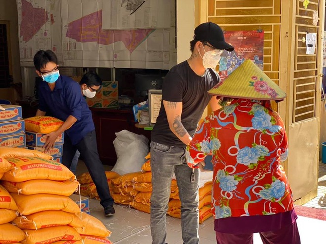 Nhật Kim Anh và TiTi (HKT) trao 3 tấn gạo, 300 thùng mì giúp bà con vượt qua mùa dịch, lời chia sẻ sau đó gây xúc động - Ảnh 6.