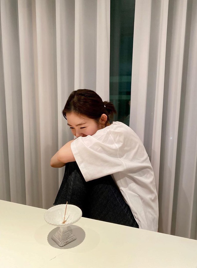 Chẳng cần cầu kỳ chi cho mệt, bạn cứ copy loạt kiểu t&oacute;c đơn giản nhưng max điểm thần th&aacute;i n&agrave;y của sao H&agrave;n l&agrave; đảm bảo xinh  - Ảnh 9.