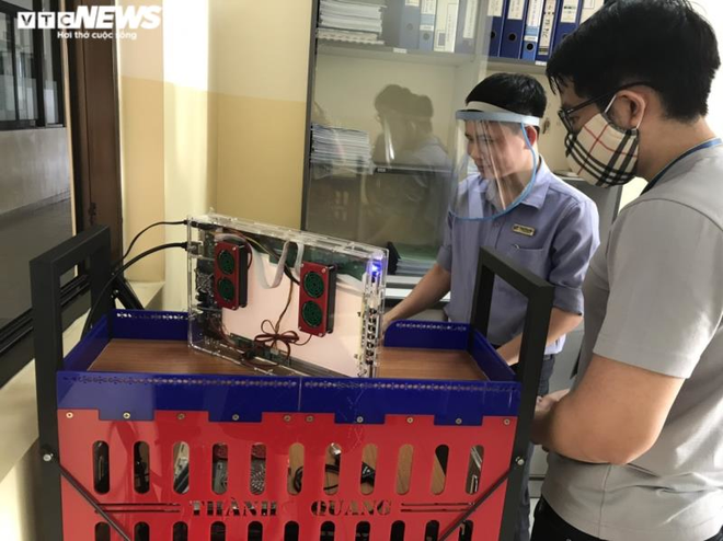 Đại học Tôn Đức Thắng chế tạo thành công 2 robot khử khuẩn chống dịch Covid-19 - Ảnh 1.