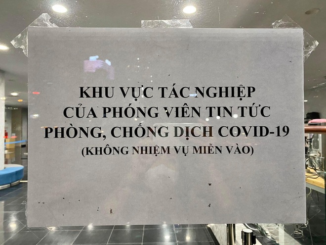 Hình ảnh phóng viên VTV dọn nhà lên khu tác nghiệp dã chiến ăn ngủ và làm việc để đảm bảo an toàn phát sóng gây bão MXH - Ảnh 1.