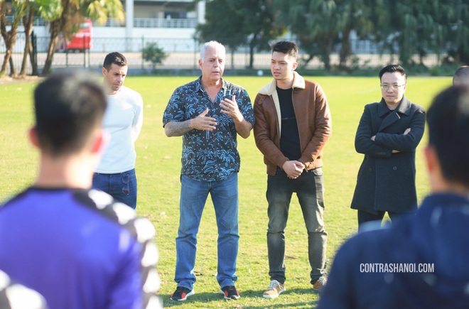 Lãnh đạo Hà Nội FC nói gì sau khi chuyên gia nước ngoài chê cầu thủ Việt Nam lười biếng, HLV thì thiếu hợp tác? - Ảnh 1.