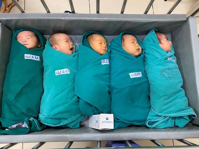 5 thiên thần nhỏ chào đời trong khu cách ly Bệnh viện Bạch Mai - Ảnh 1.