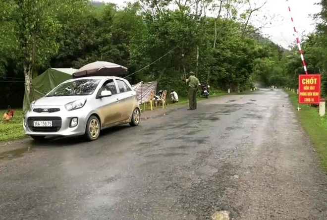 4 nam, nữ thanh ni&ecirc;n rời nơi c&aacute;ch ly đi dự sinh nhật bạn bị phạt 14,5 triệu đồng - Ảnh 1.