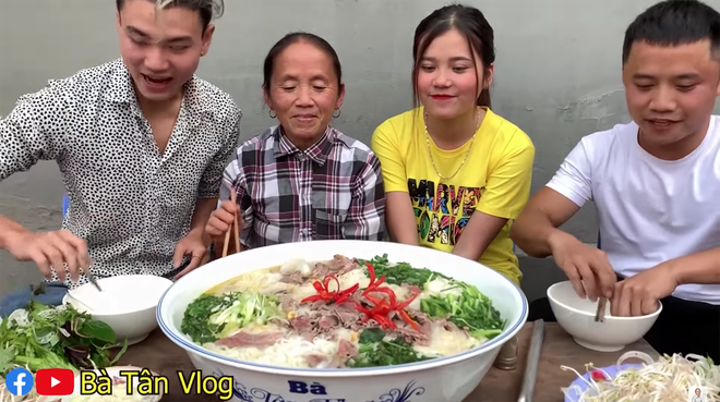 Bà Tân được con trai làm tặng hẳn chiếc bát to khủng bố, liền làm ngay một bát phở siêu to khổng lồ giữa mùa dịch - Ảnh 6.