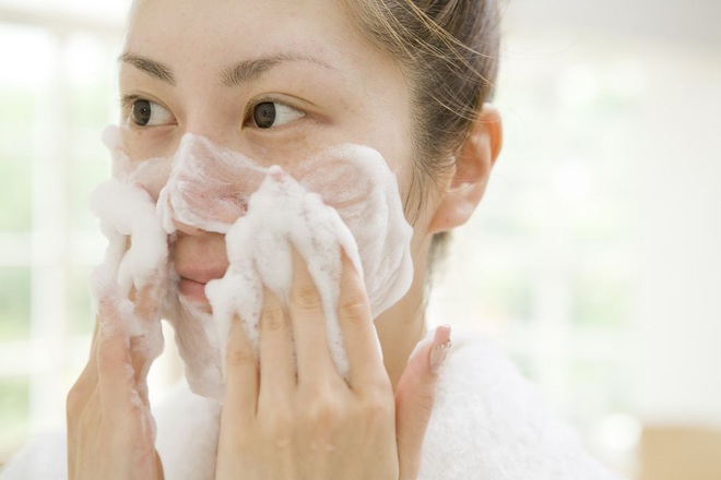 2 tuần ở nh&agrave; kh&ocirc;ng c&oacute; sản phẩm trị mụn, khi đ&oacute; nước muối sinh l&yacute; v&agrave; 3 bước l&agrave;m sạch c&oacute; thể chữa l&agrave;nh mọi hư tổn tr&ecirc;n da - Ảnh 2.