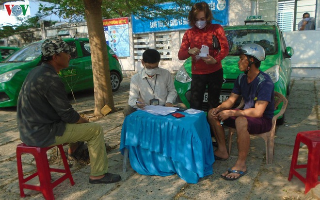 Bình Thuận: 30 phút xử phạt chục trường hợp không đeo khẩu trang nơi công cộng - Ảnh 1.
