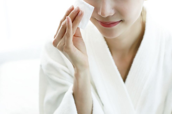 2 tuần ở nh&agrave; kh&ocirc;ng c&oacute; sản phẩm trị mụn, khi đ&oacute; nước muối sinh l&yacute; v&agrave; 3 bước l&agrave;m sạch c&oacute; thể chữa l&agrave;nh mọi hư tổn tr&ecirc;n da - Ảnh 3.