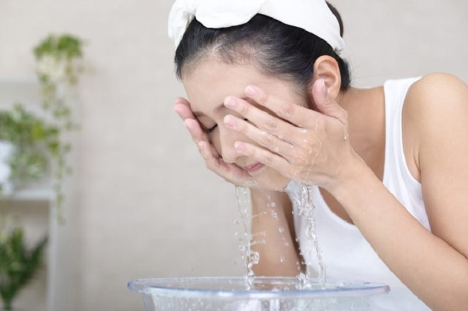 2 tuần ở nh&agrave; kh&ocirc;ng c&oacute; sản phẩm trị mụn, khi đ&oacute; nước muối sinh l&yacute; v&agrave; 3 bước l&agrave;m sạch c&oacute; thể chữa l&agrave;nh mọi hư tổn tr&ecirc;n da - Ảnh 5.