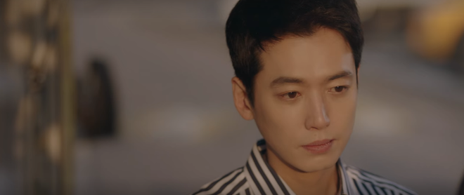 Hospital Playlist tập 5: Th&aacute;nh khẩu nghiệp Jun Wan bị crush đ&aacute; sưng mồm, trai đẹp Jeong Won đ&ograve;i mẹ cho l&agrave;m cha xứ? - Ảnh 7.