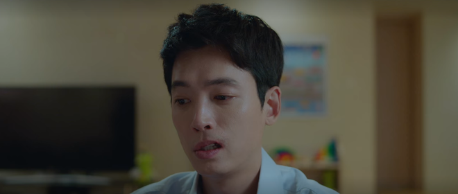 Hospital Playlist tập 5: Th&aacute;nh khẩu nghiệp Jun Wan bị crush đ&aacute; sưng mồm, trai đẹp Jeong Won đ&ograve;i mẹ cho l&agrave;m cha xứ? - Ảnh 3.