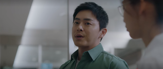 Hospital Playlist tập 5: Th&aacute;nh khẩu nghiệp Jun Wan bị crush đ&aacute; sưng mồm, trai đẹp Jeong Won đ&ograve;i mẹ cho l&agrave;m cha xứ? - Ảnh 4.