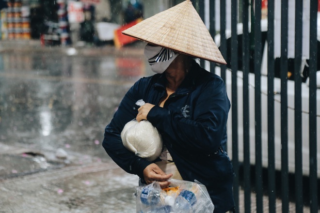 Mưa lớn khiến máy ATM tạm ngưng nhả gạo, nhưng người nghèo Sài Gòn vẫn nhận được gạo tình thương - Ảnh 12.