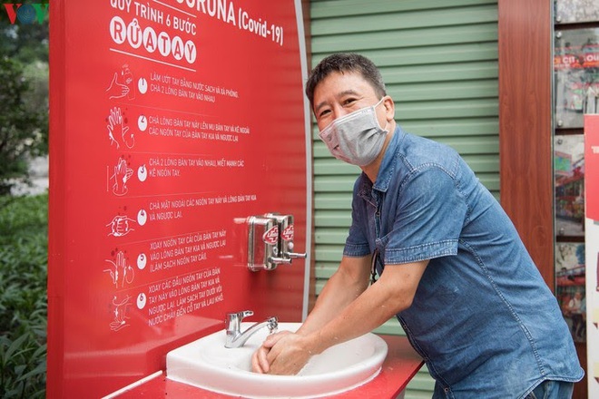 Trạm rửa tay miễn phí và câu chuyện về những phép màu đỏ rực trên đường phố - Ảnh 2.