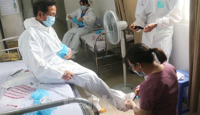 Vào bệnh viện Đà Nẵng xem bác sĩ chăm sóc bệnh nhân COVID-19 - Ảnh 2.